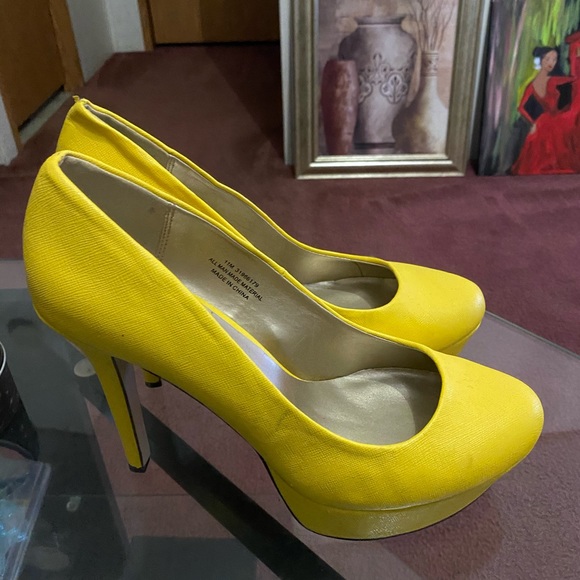 Yellow Heels - Picture 3 of 3